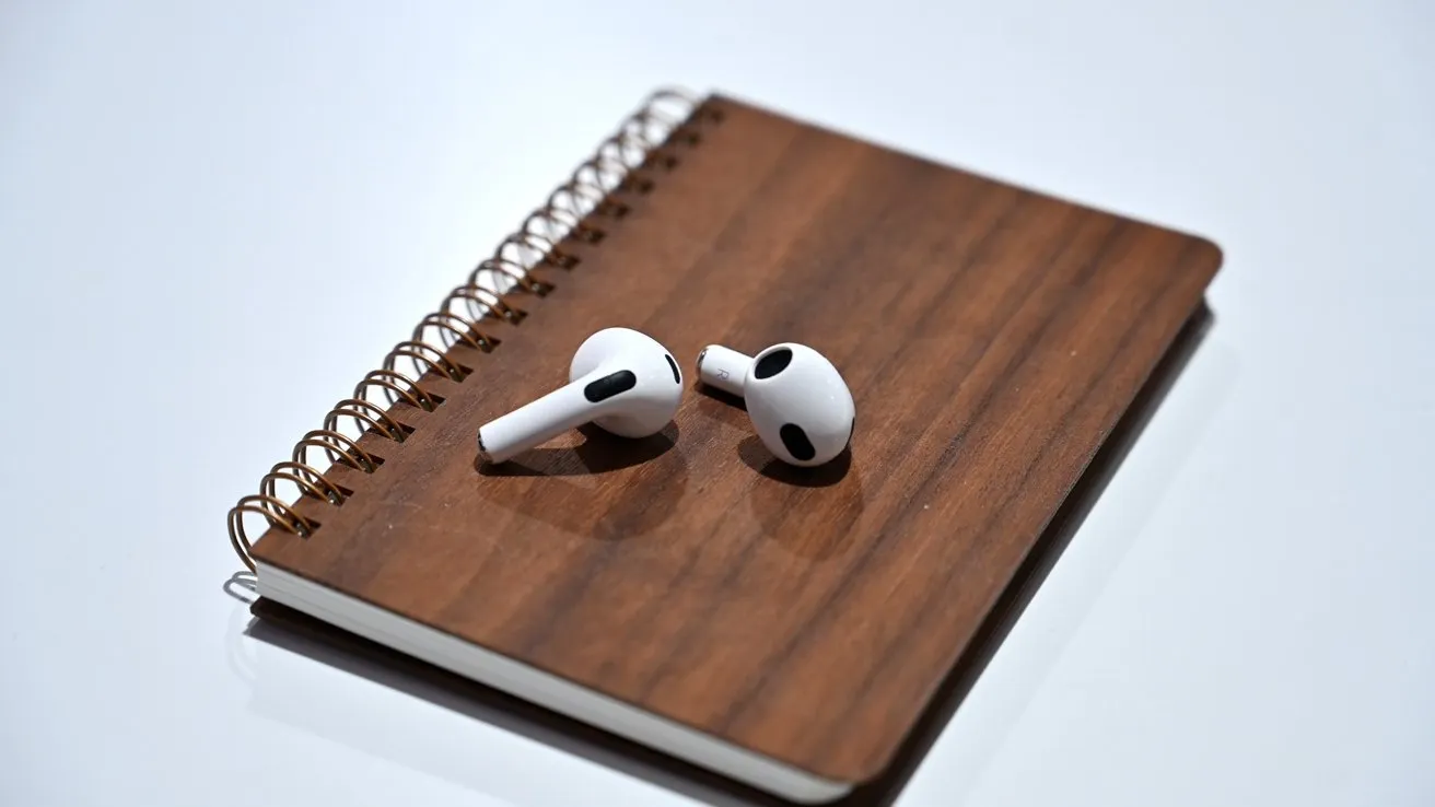 AirPods 3 рекордно подешевели в России. Эти беспроводные наушники стоит брать и в 2024 году