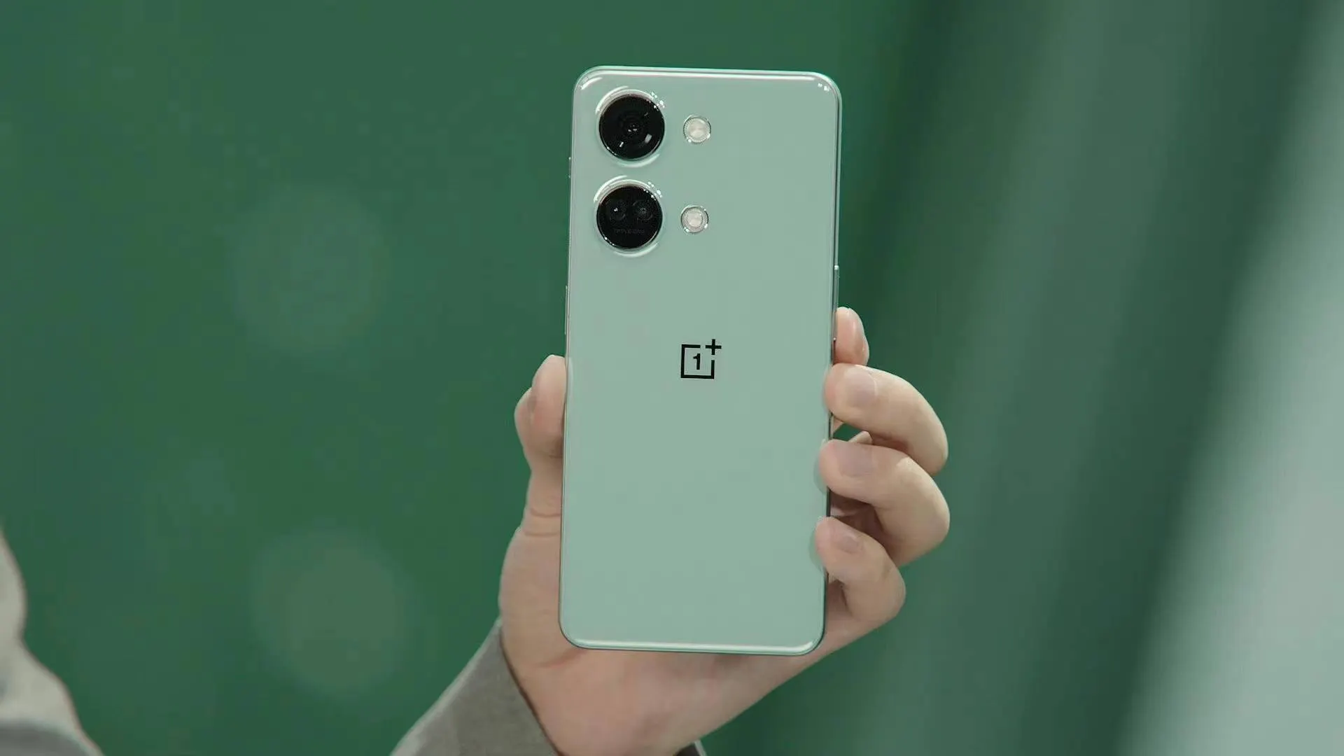 OnePlus Ace 2V — лучший субфлагман компании. Но его ни за что нельзя брать