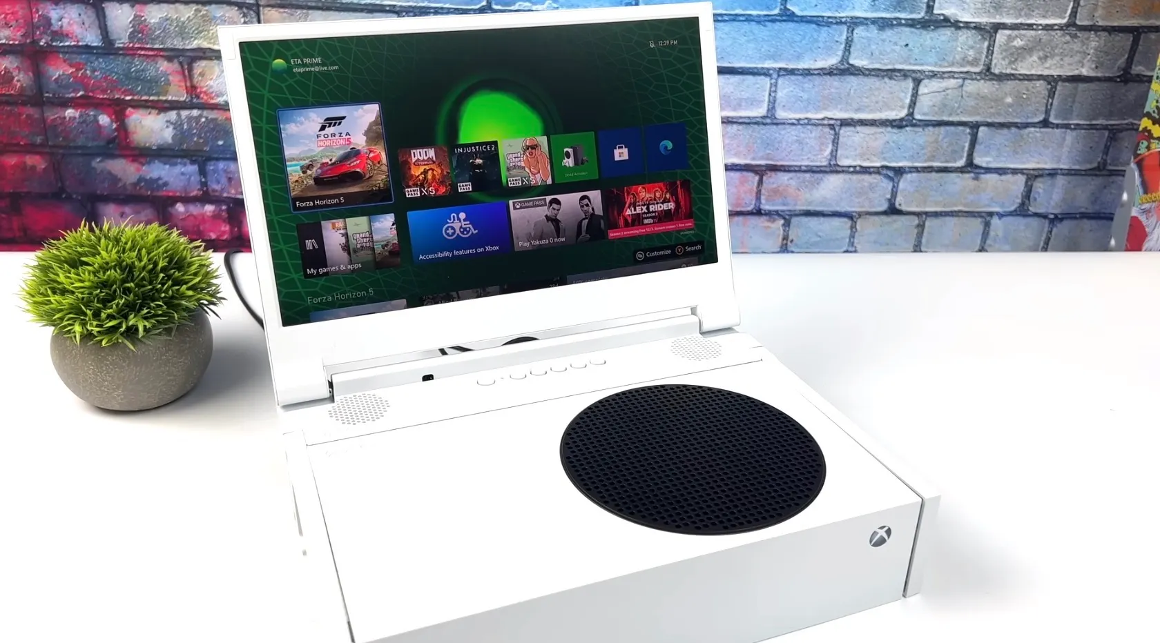 Этот компактный монитор превращает Xbox Series S в портативную консоль. Просто мечта любого геймера