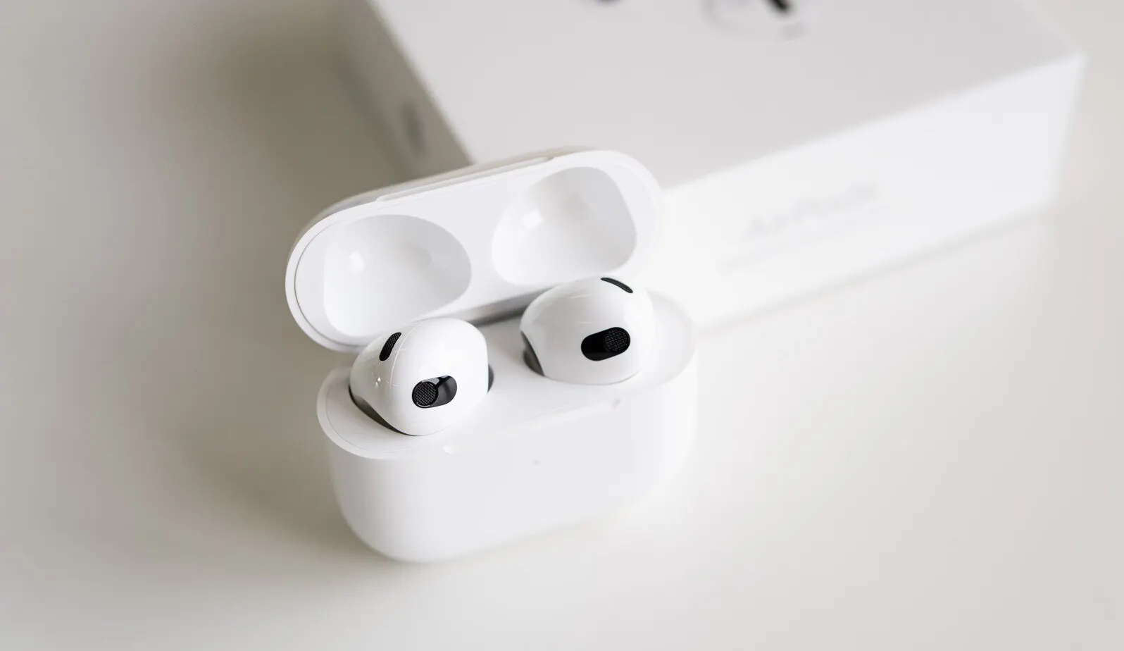 AirPods 3 сливают за бесценок. Идеальный подарок на 8 марта