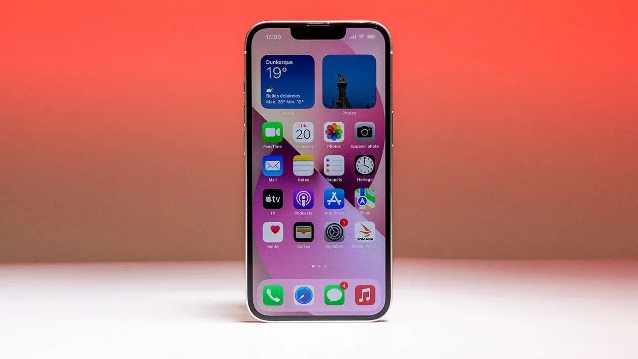 iPhone 13 продолжает дешеветь. Это самый оптимальный смартфон Apple