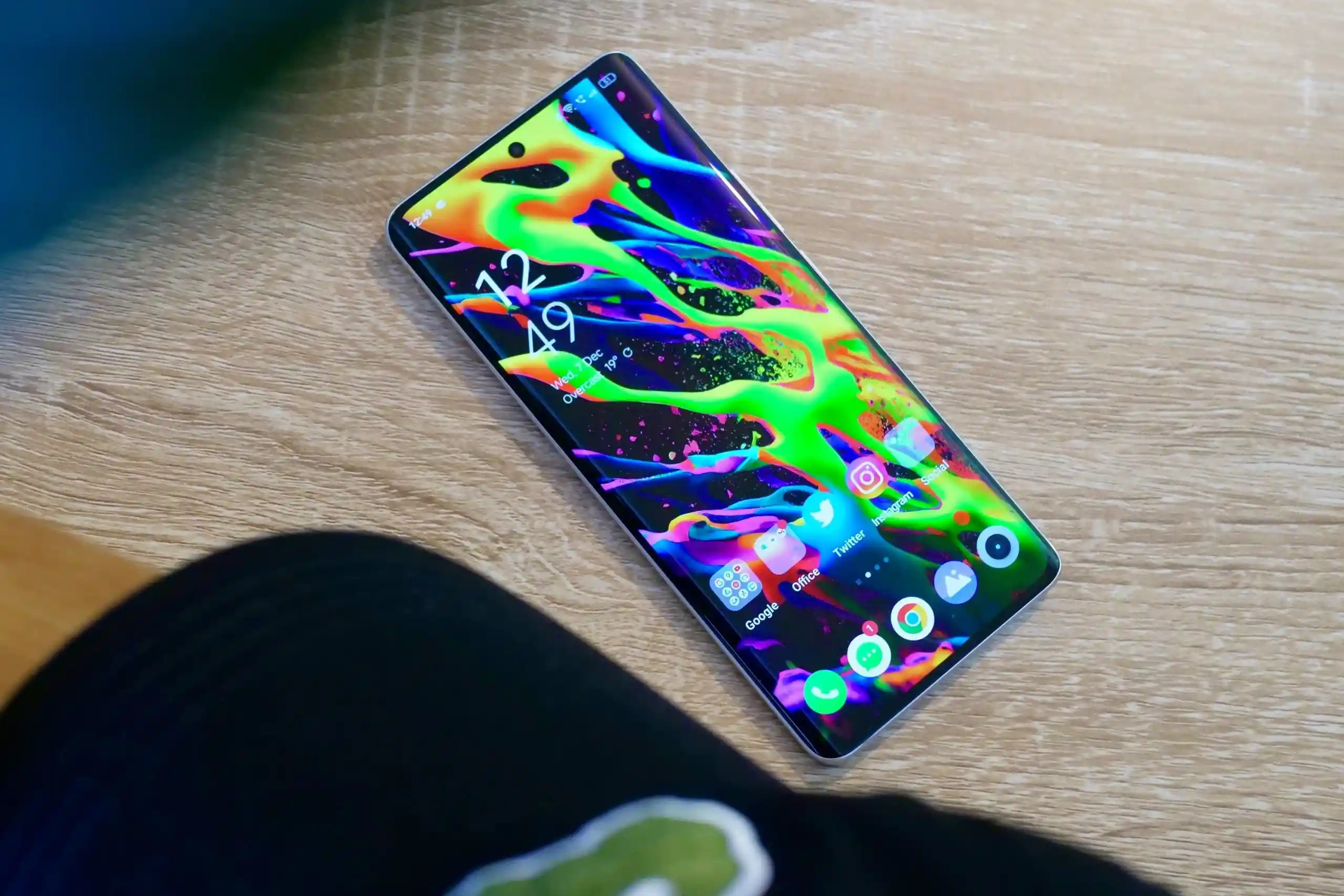 Эти девайсы Realme обесценились в России. Новейший среднебюджетник, компактный ноутбук и крутые TWS-наушники