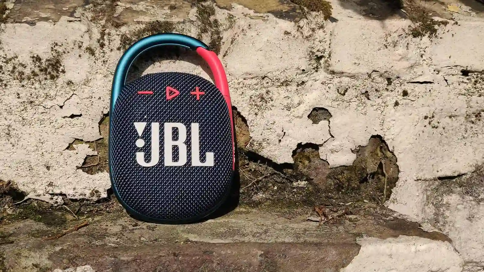 Ультракомпактную колонку JBL сливают за копейки. Это лучший гаджет для путешествий и походов