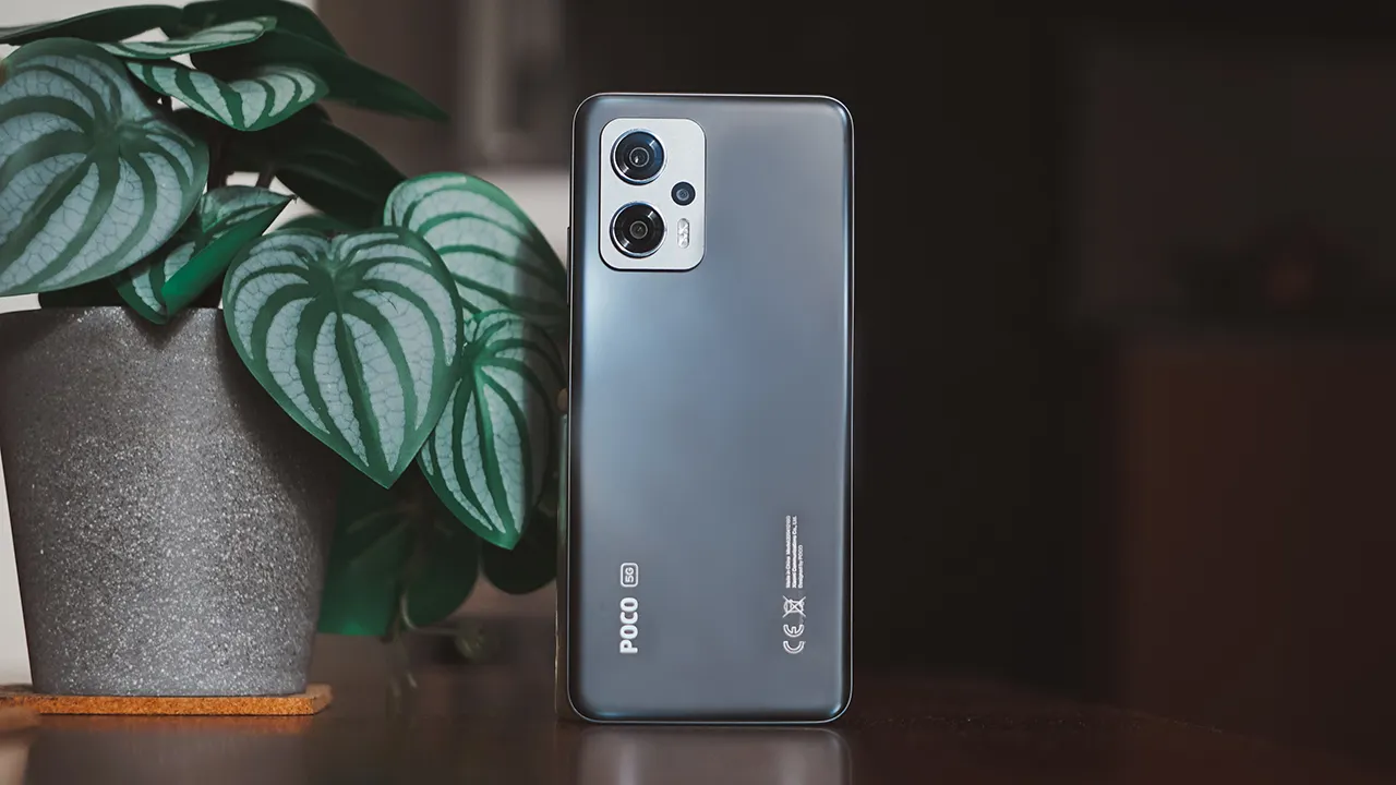 Этот Xiaomi Poco — один из главных хитов бренда. Его еще можно забрать по адекватной цене