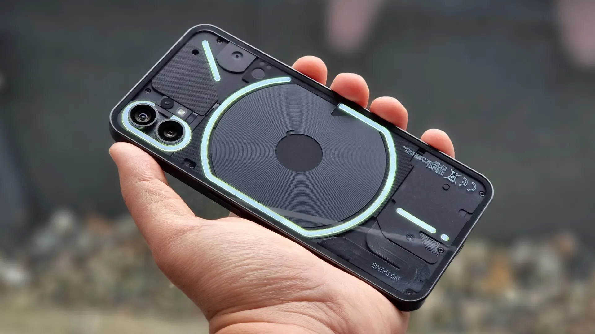 Хайповый Nothing Phone (1) неожиданно подорожал в России. Что брать вместо него?