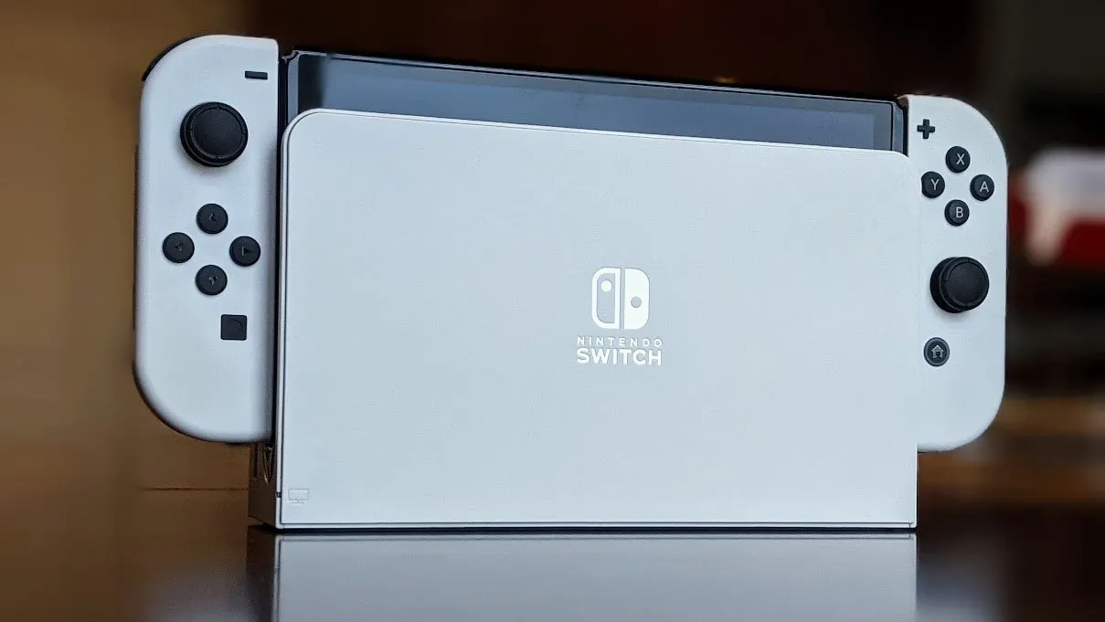 Nintendo Switch OLED еще можно забрать по адекватной цене. Это самая популярная портативная консоль на рынке