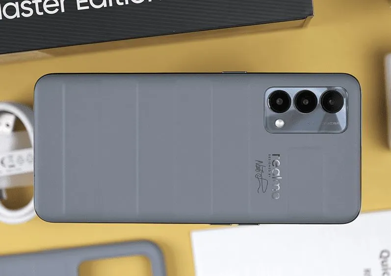 Realme GT Master Edition окончательно рухнул в цене. Это один из самых сбалансированных смартфонов бренда