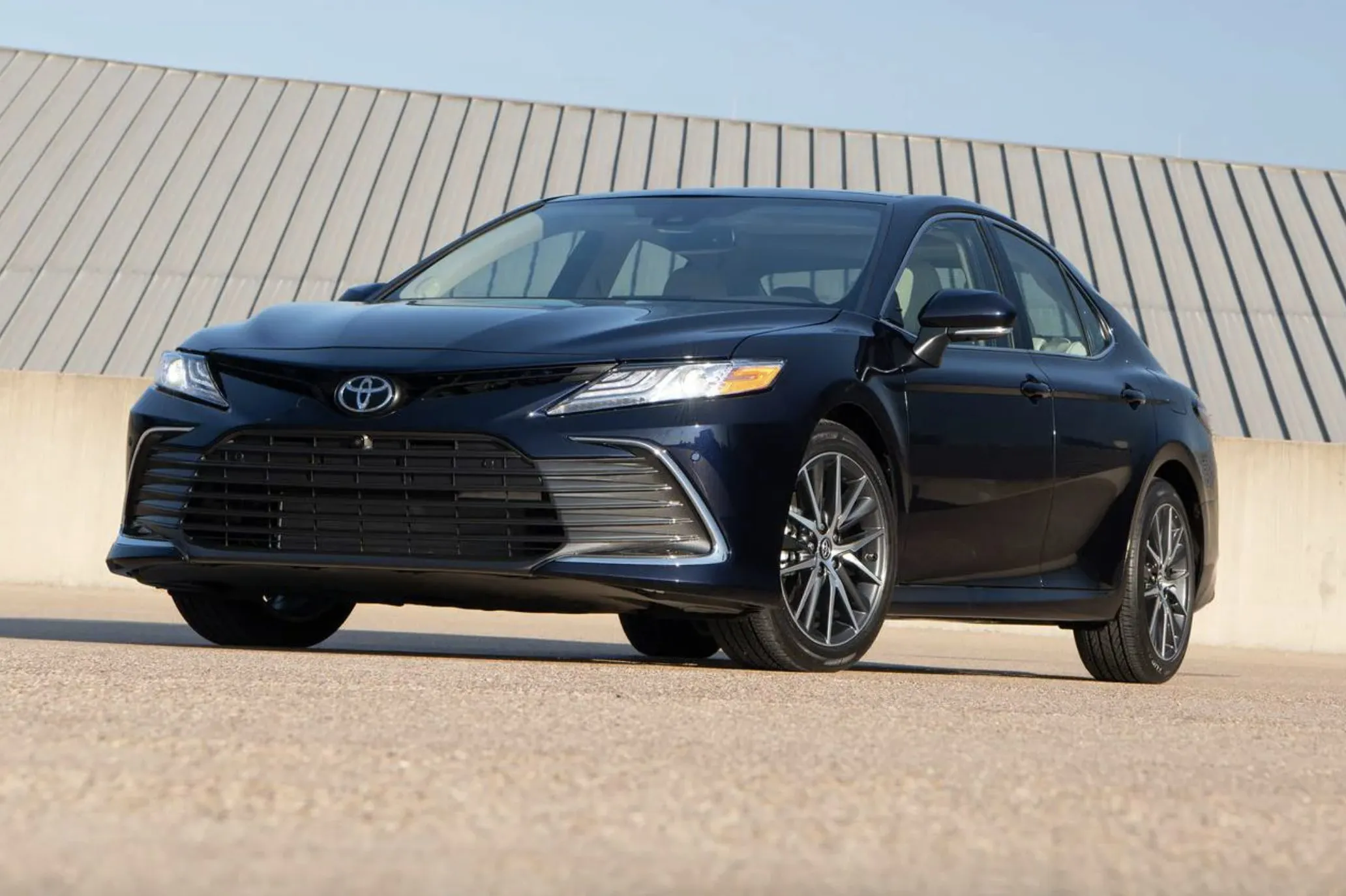 Toyota Camry – всё. Легендарный автомобиль прекратят продавать, но не везде