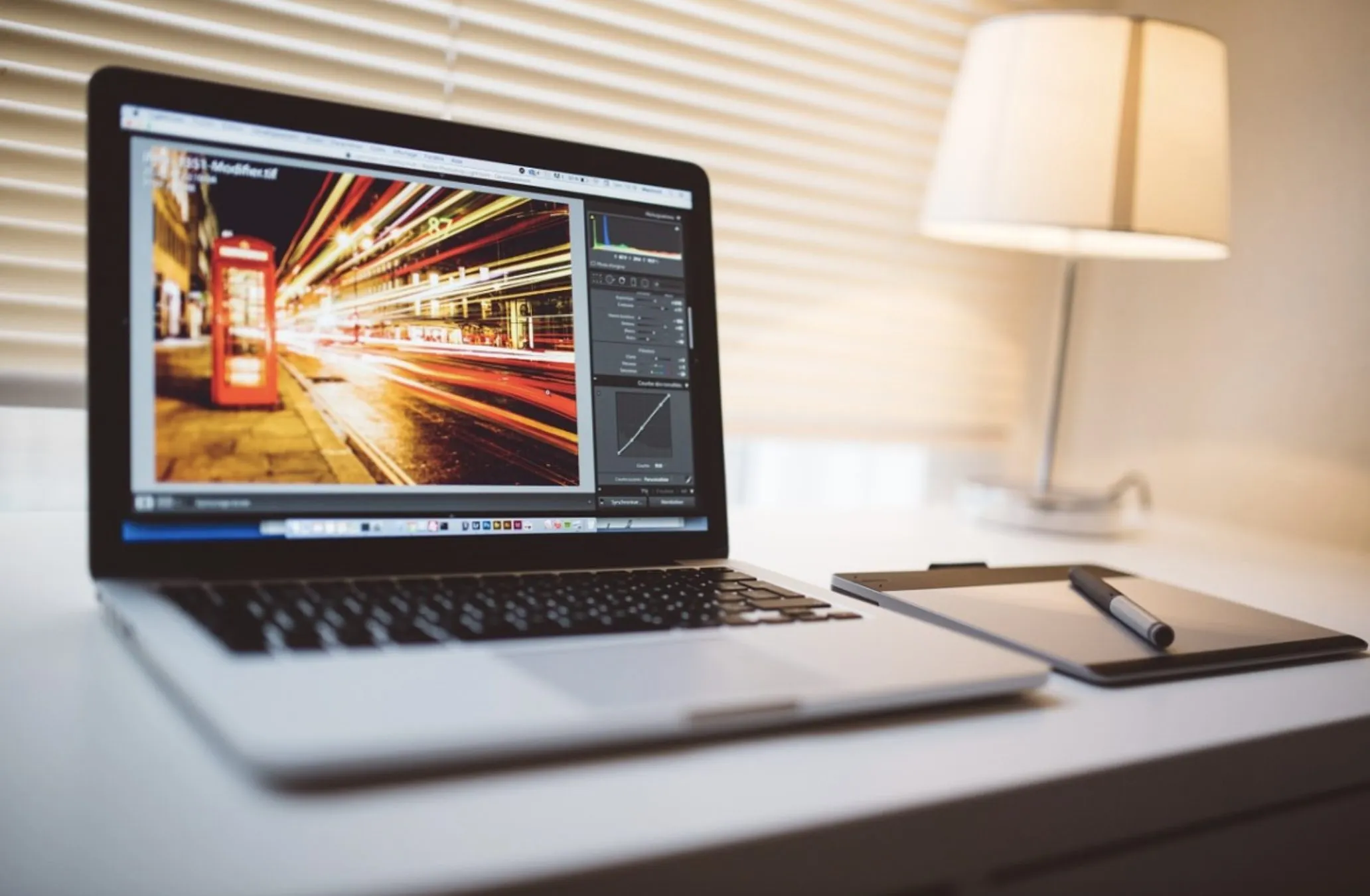 MacBook Air отдают по лучшей цене в 2023 году. Модель на M1 идеальна для работы, отдыха и путешествий