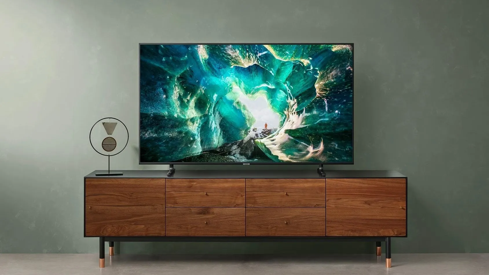Хитовый Samsung и еще два крутых 4K-телевизора отдают по смешным ценам и с кучей бонусов. Надо срочно брать