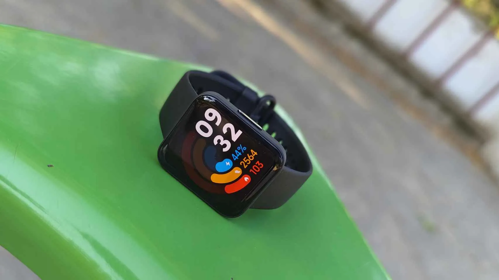 Xiaomi Poco Watch — лучшие бюджетные смарт-часы. У них отличный экран и куча полезных фишек