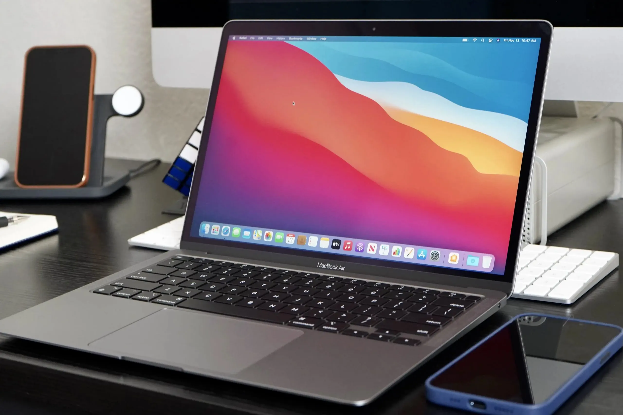Хитовый MacBook Air на M1 продолжает дешеветь. Это самый выгодный ноутбук Apple