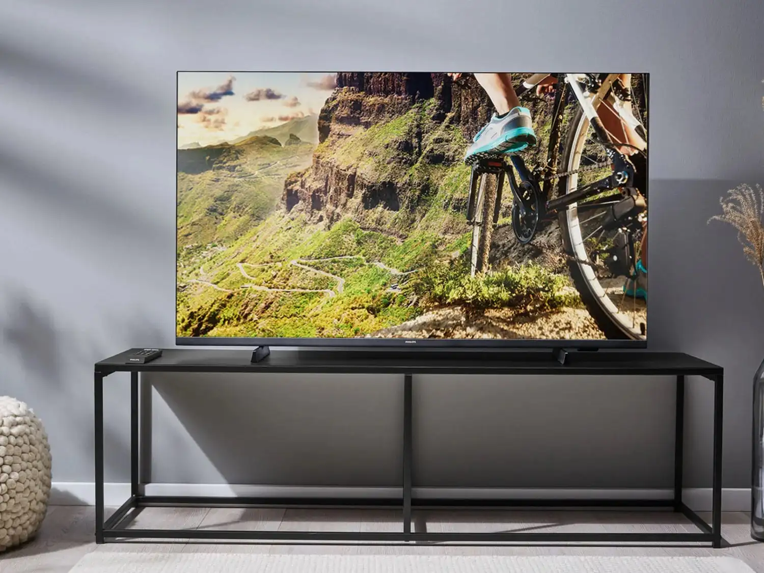 Нашли гигантский телевизор Philips по шикарной цене. Это 65-дюймовая модель с 4K и Android TV