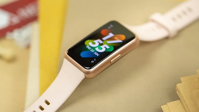 Хитовый смарт-браслет Huawei отдают за копейки. У него куча полезных фишек и крутая автономность