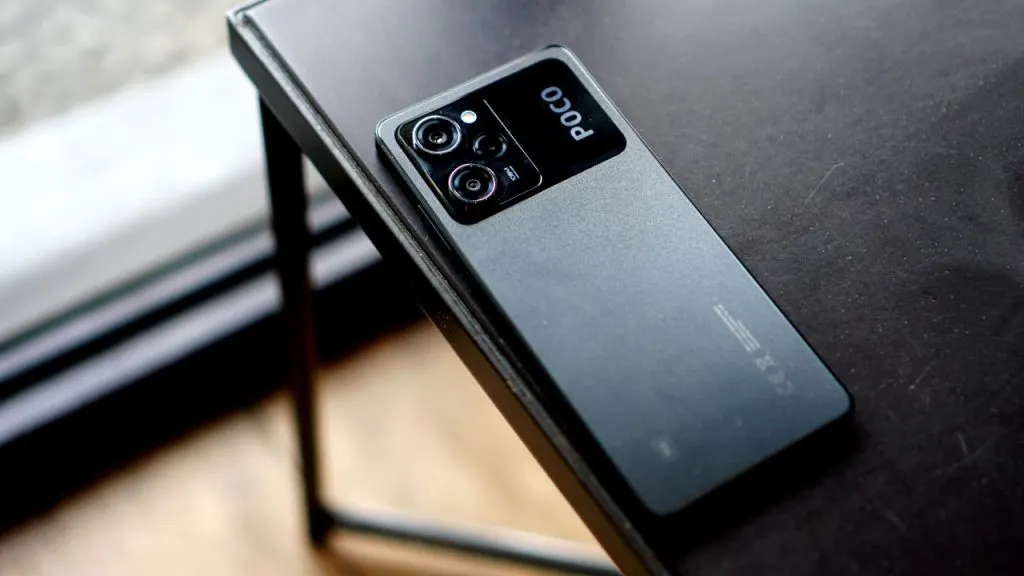 Этот Xiaomi Poco — идеальный середняк. У него практически нет недостатков