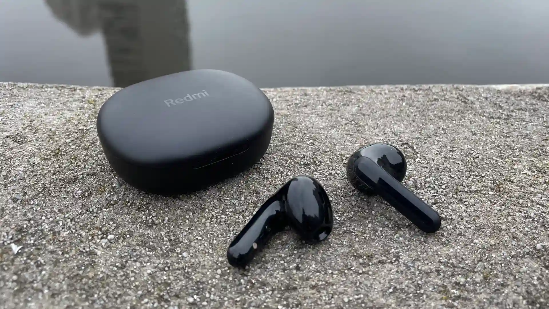 Xiaomi Redmi Buds 4 Lite — самые доступные наушники бренда. В России их отдают за гроши