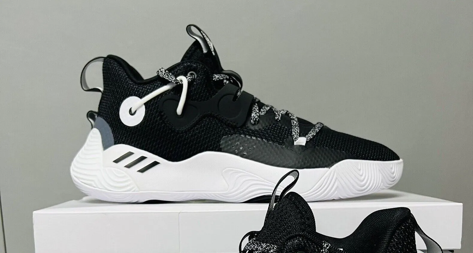 Обувь от adidas обесценилась на Joom. Есть и бюджетный вариант для городских прогулок