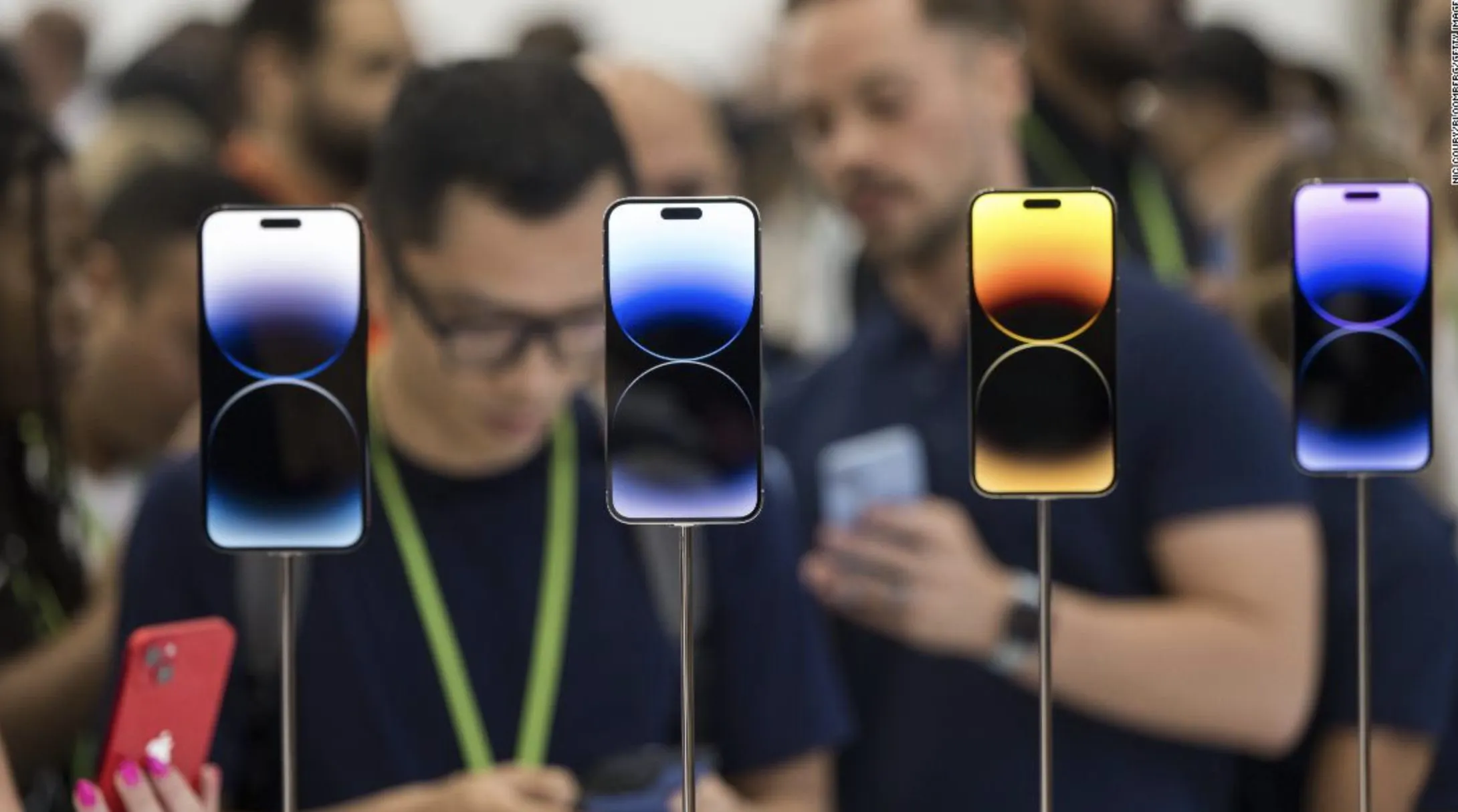 Цены на iPhone 14 и 14 Pro рухнули в России. А что еще выгодно брать в апреле?