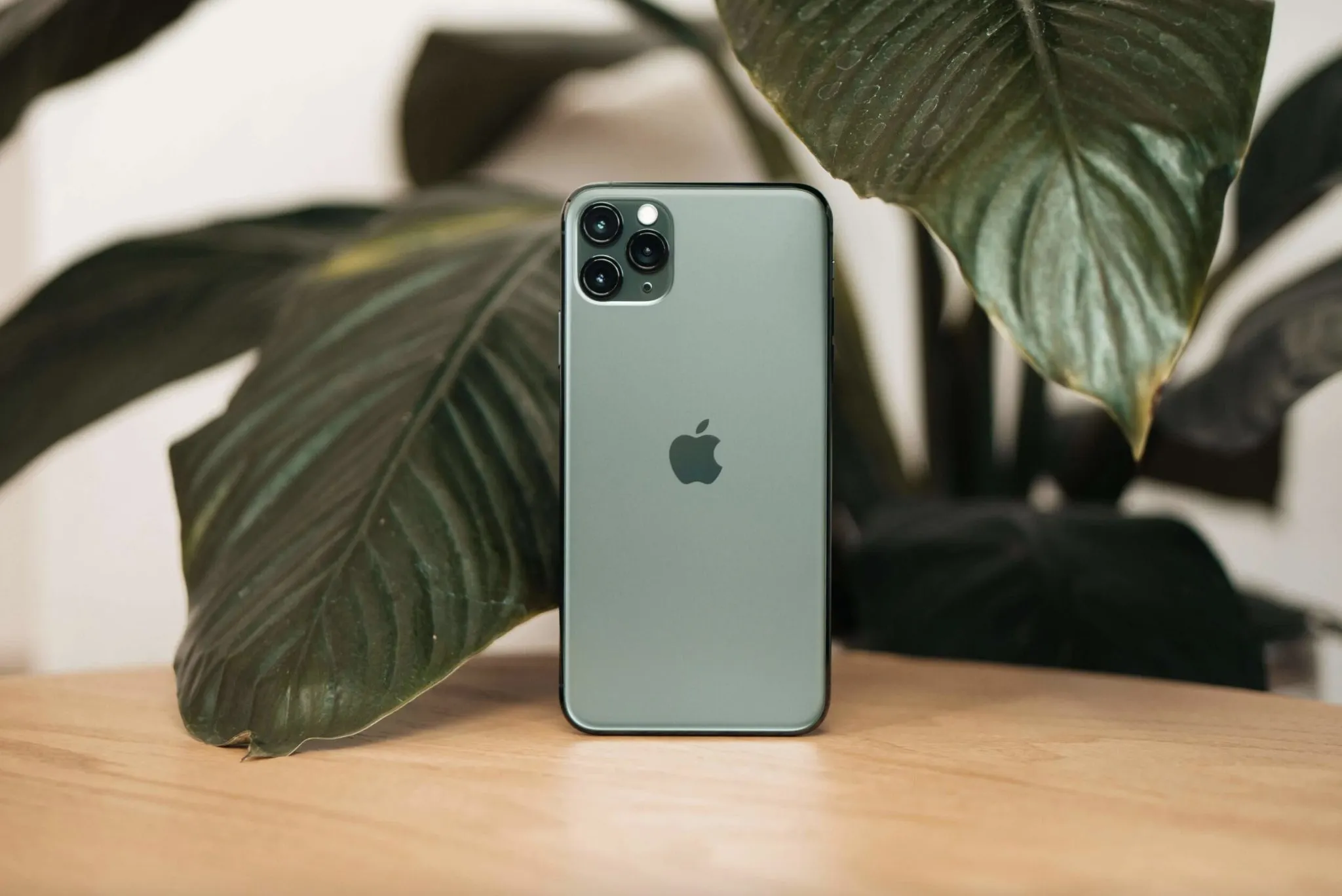 Легендарный iPhone рекордно подешевел. Кому нужен экс-флагман в 2023 году?