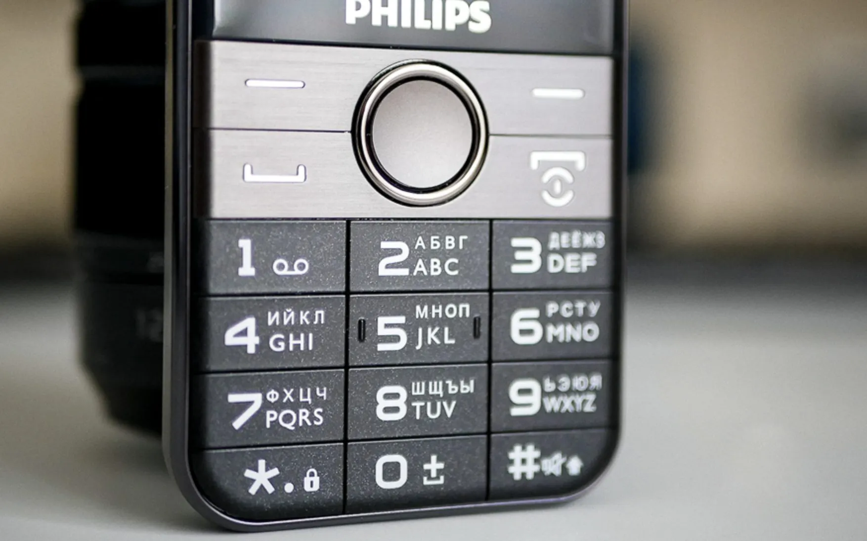 У Philips Xenium вышел идеальный кнопочный телефон. Он стоит копейки