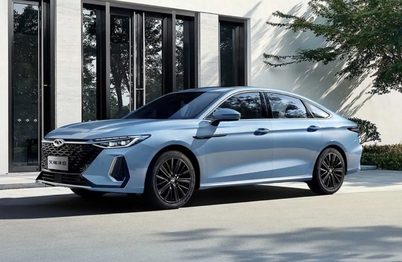В России привезут флагманский Chery Arrizo 8. Сколько будет стоить китайский клон Toyota Camry?