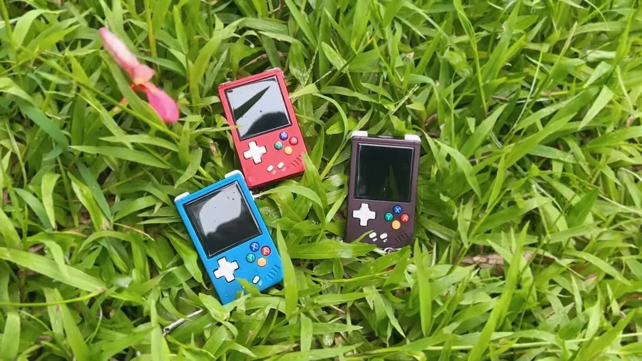 Вышла самая миниатюрная игровая приставка. Это клон Game Boy размером со спичечный коробок