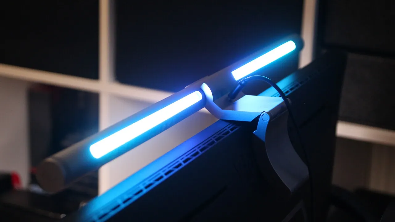 Нашли топовую лампу Xiaomi для монитора. У неё есть даже RGB-подсветка и управление через Алису