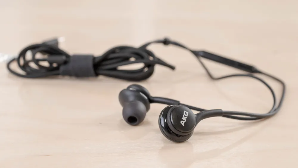 Топовые проводные наушники Samsung AKG сливают со скидкой на Маркете. Лучший подарок для фанатов бренда