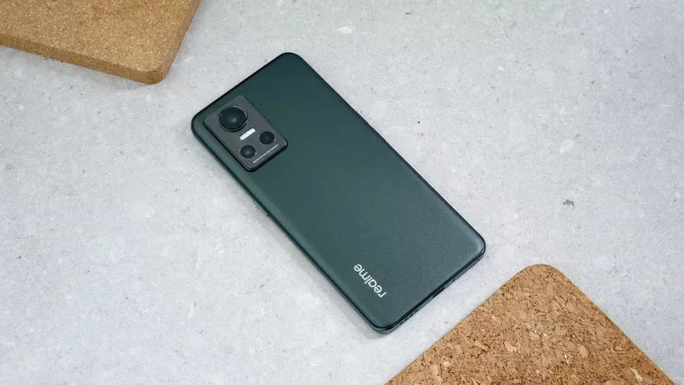 Об этом Realme все забыли, а зря. Легендарный субфлагман окончательно обесценился