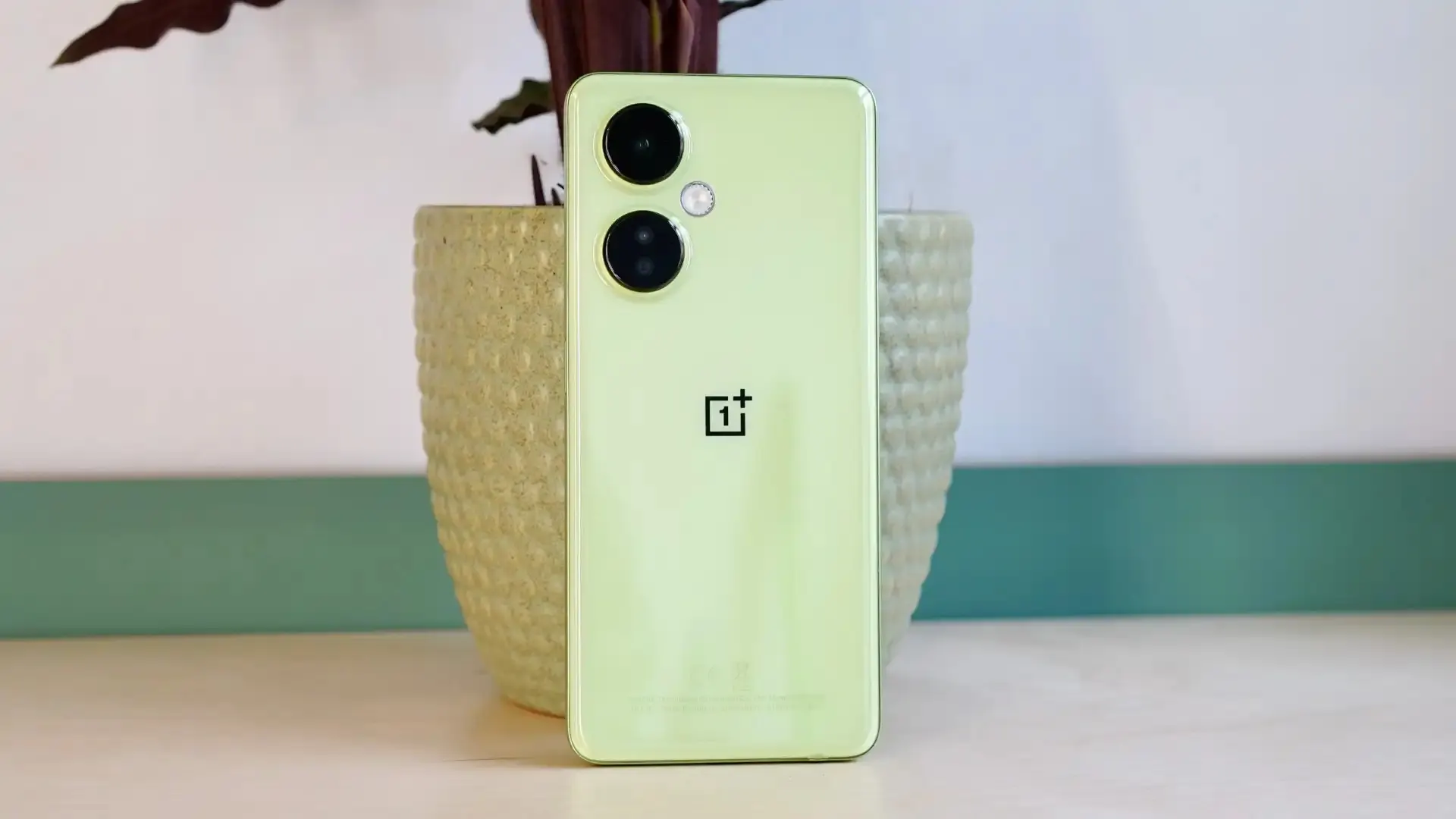 Этот OnePlus — один из лучших середняков на рынке. Мы точно знаем, где его лучше брать