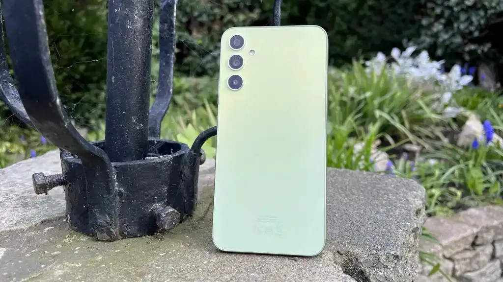 Samsung Galaxy A34 впервые подешевел в России. Чем хорош этот середняк?