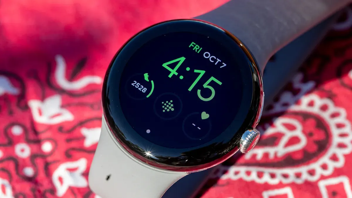 Недооцененные Google Pixel Watch отдают со скидкой. Это стильные умные часы с кучей полезных фишек