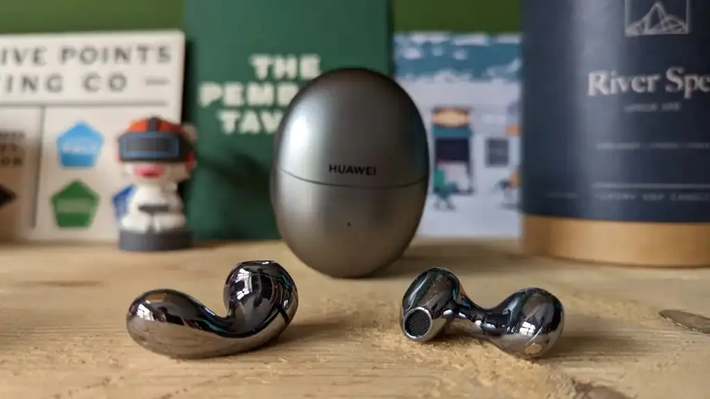 Уникальные Huawei FreeBuds 5 появились в России. Чем хороши эти наушники и сколько за них просят?