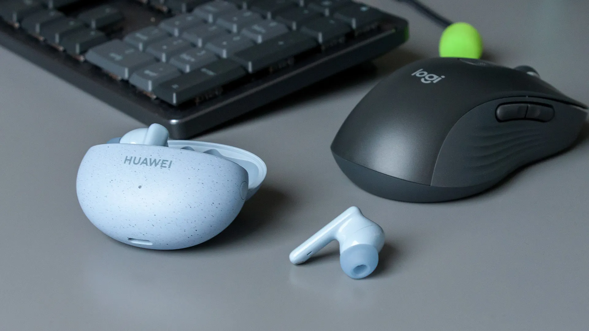 Самое время брать Huawei FreeBuds 5i. Хитовые наушники подешевели в России