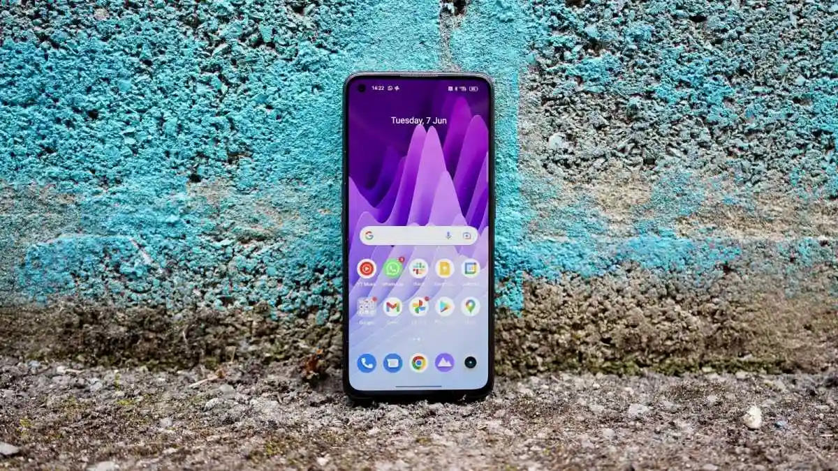 Главный хит Realme еще можно забрать за бесценок. У него топовая производительность и шикарный экран