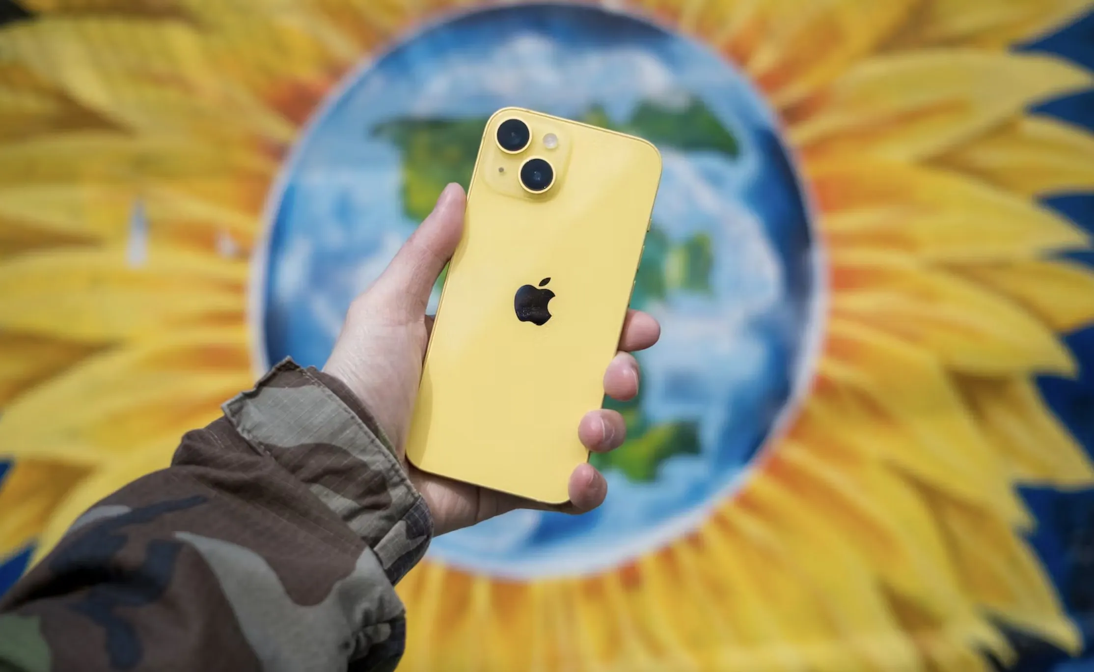 Крутейший желтый iPhone 14 появился в России. Где найти подешевле?