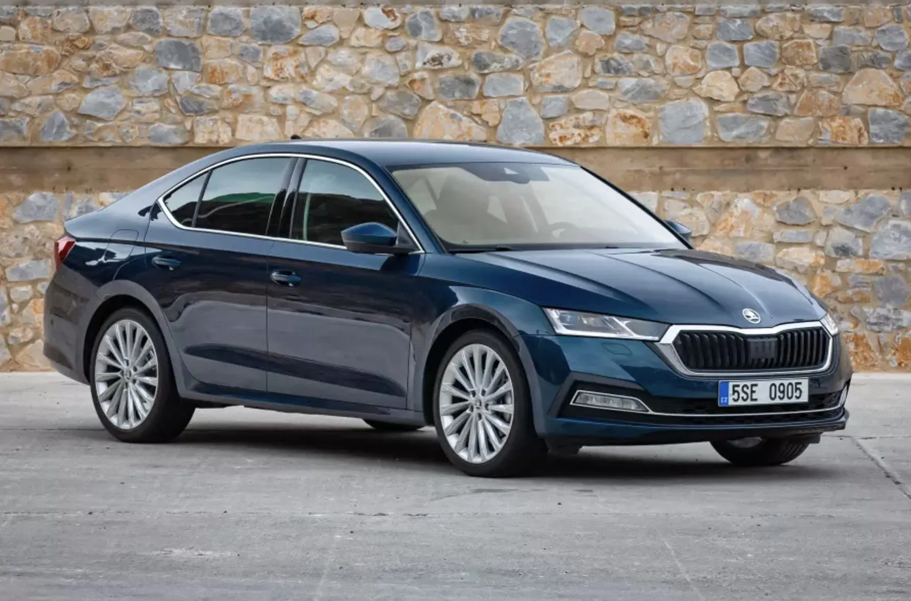 Новая Skoda Octavia появилась в России. Как сэкономить на покупке автомобиля?