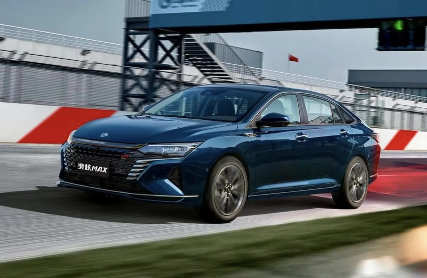 Убийца Toyota Camry приехал в Россию. В Китае он ровно в 3 раза дешевле