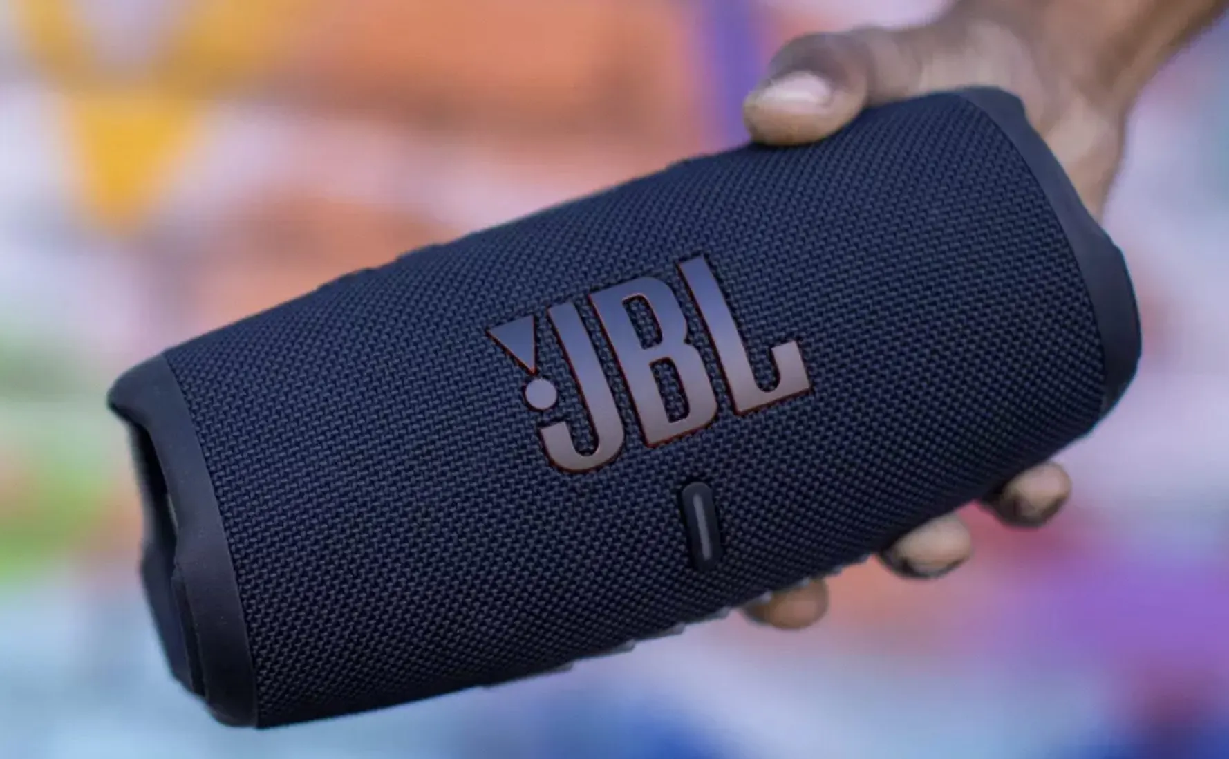 JBL Charge 5 – лучшая колонка за свои деньги? У нее отличный звук, мощный аккумулятор и непробиваемый корпус