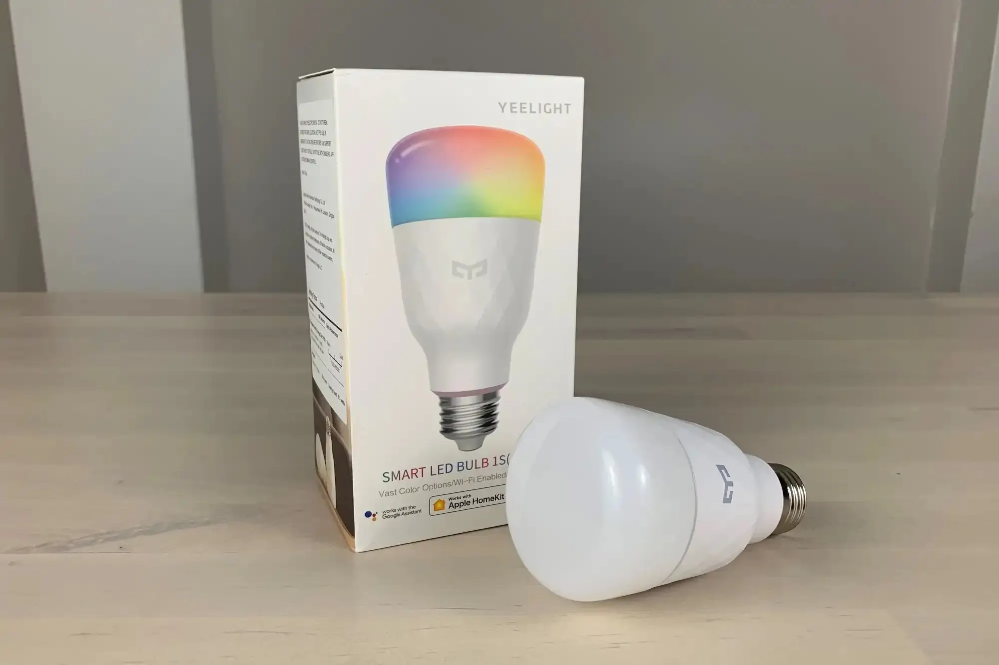 Умная цветная лампа Xiaomi Yeelight подешевела на Маркете. Ей можно управлять через Алису