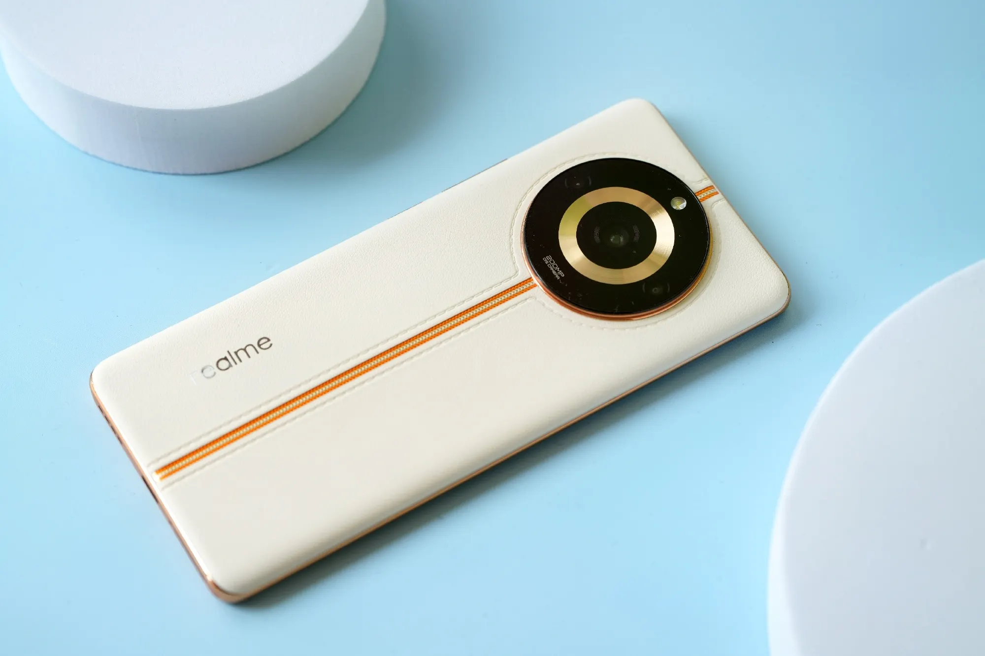 Realme 11 Pro+ — самый стильный девайс года. У него шикарные камеры и реактивная зарядка на 100 Вт