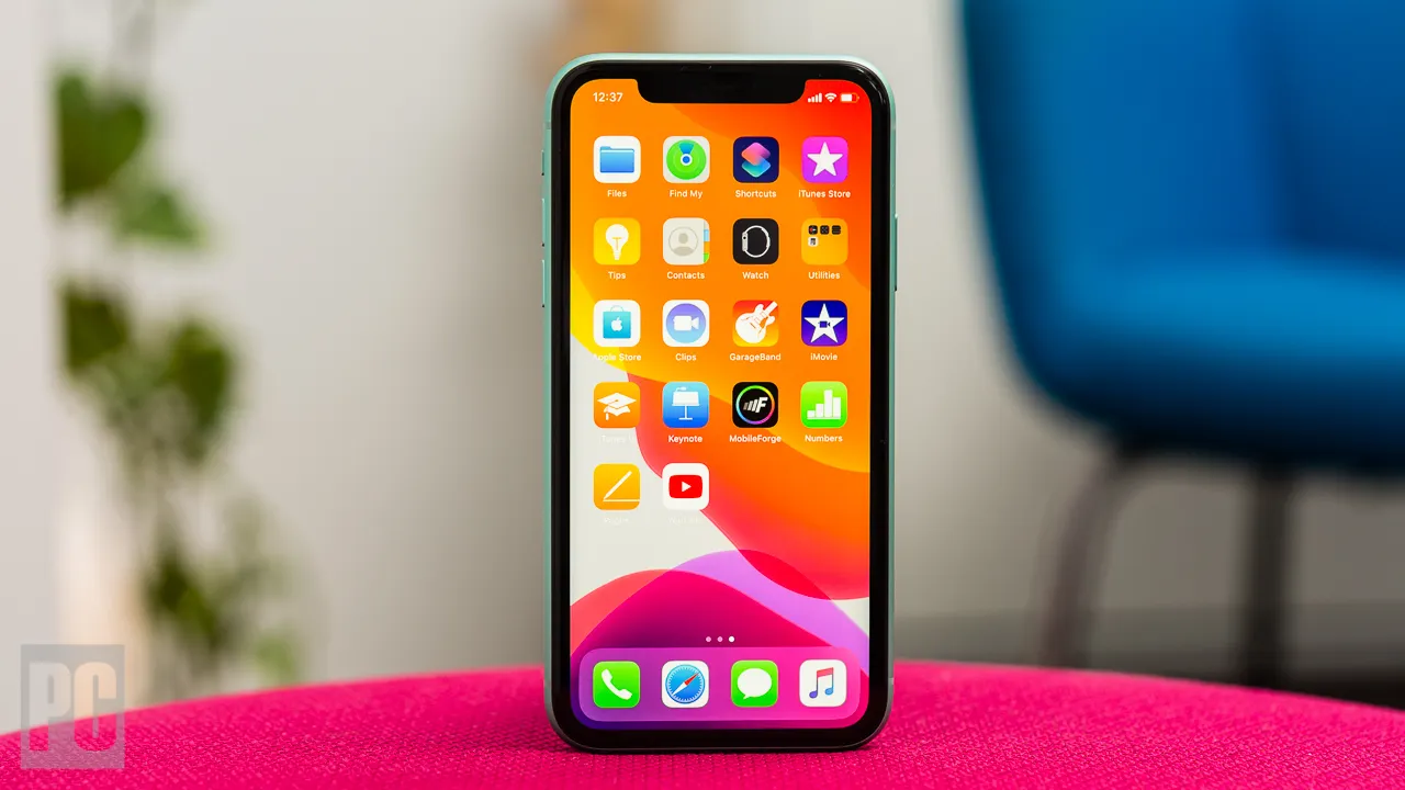 Об этом iPhone все забыли, а зря. Он все еще хорош за свои деньги