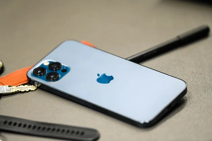 Проверьте свой iPhone. Его точно не прослушивают?