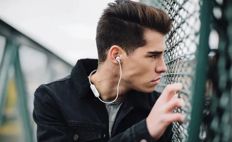 Эти наушники JBL — настоящая находка для спортсменов. Они решают самую главную проблему во время тренировок