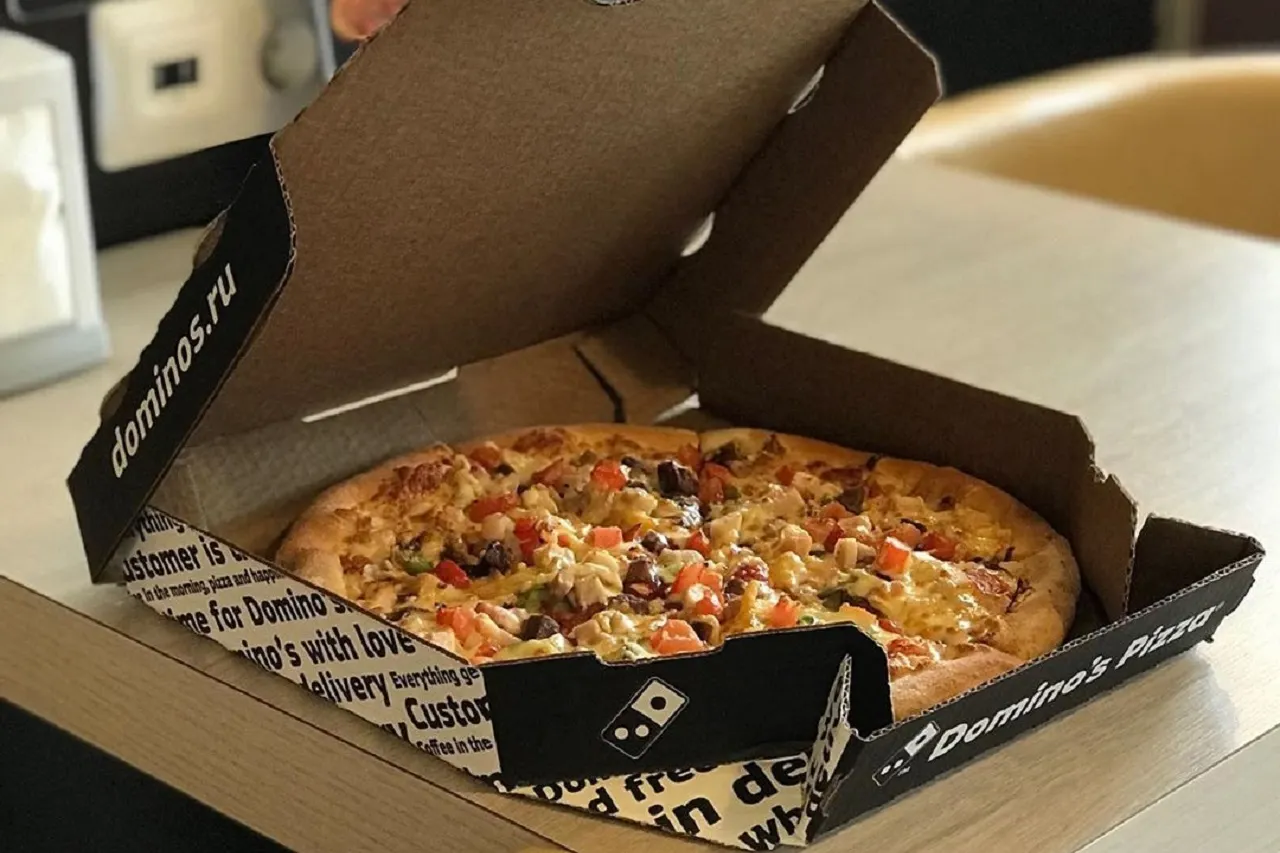 Клиентам Domino’s Pizza отказали в пожизненной пицце за татуировку. В пиццерии гасятся и готовы перебить тату