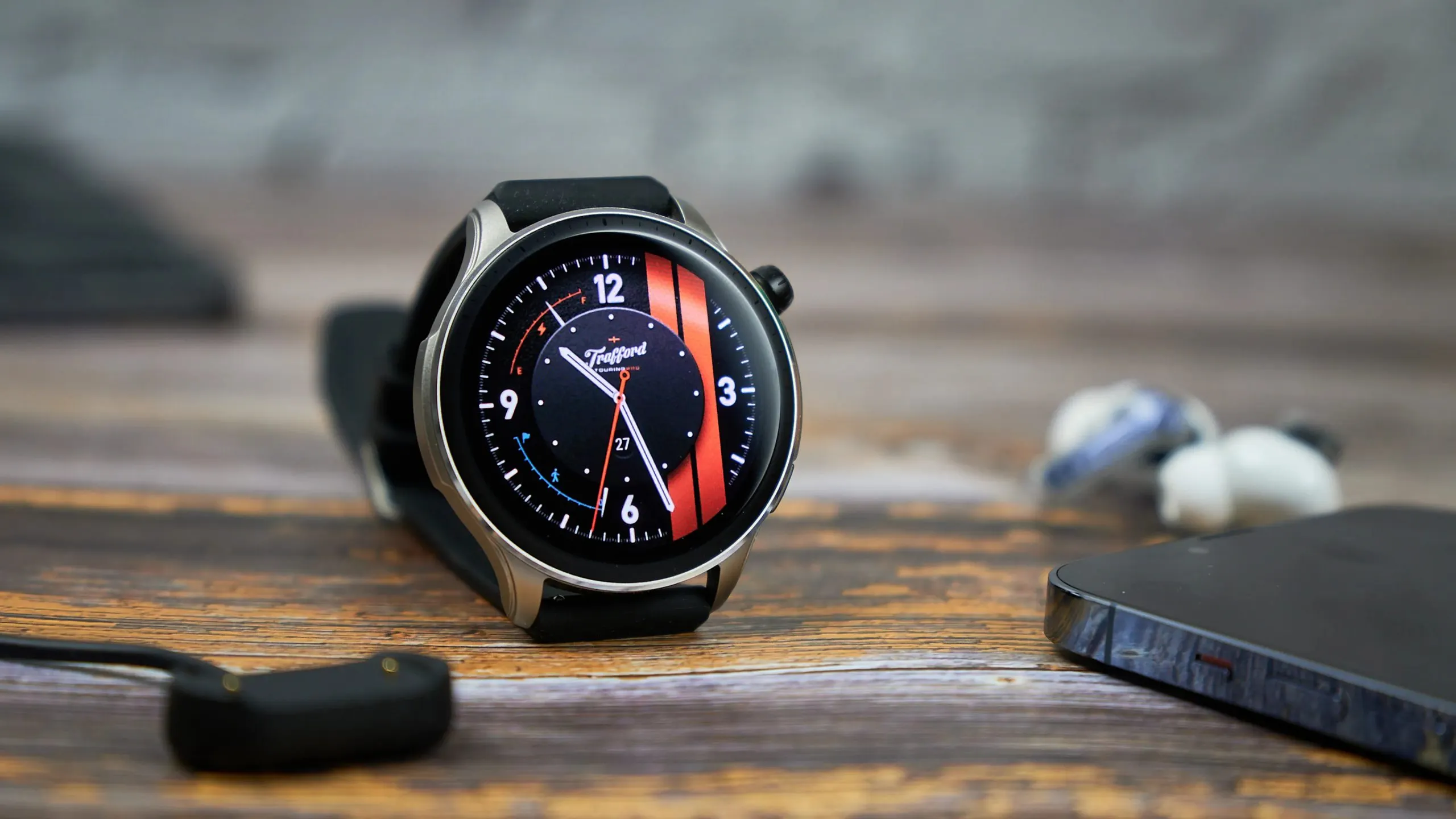 Флагманские смарт-часы Amazfit радикально подешевели. У них премиальный дизайн и куча полезных фишек