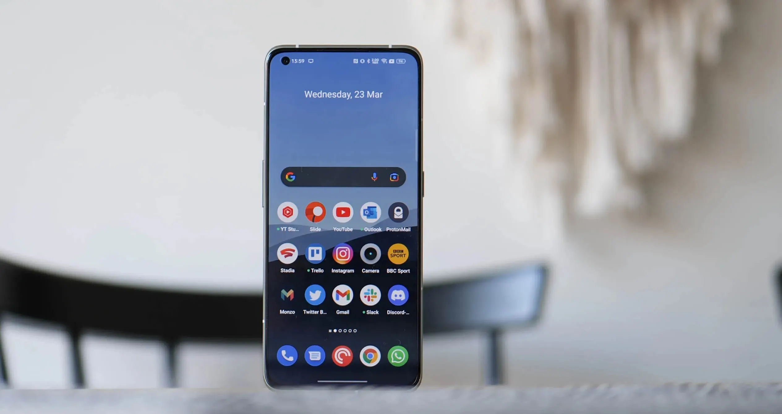 Об этом флагмане Realme все забыли, а зря. У него интересный дизайн и крутая оптика