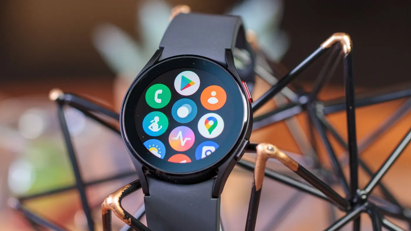Samsung Galaxy Watch4 — самые оптимальные смарт-часы бренда. Умеют все, а стоят совсем недорого