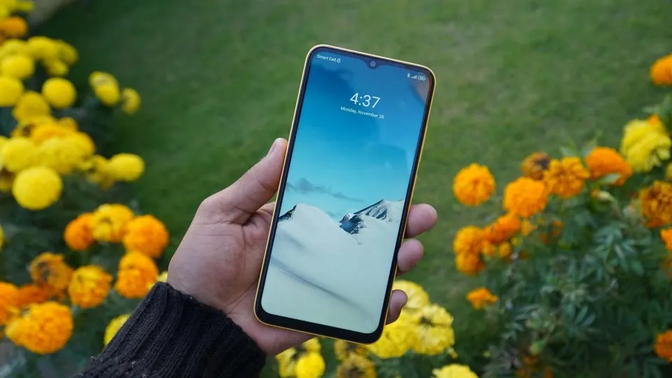 Дерзкий бюджетник Xiaomi Poco подешевел в России. У него крутой экран и хорошая производительность
