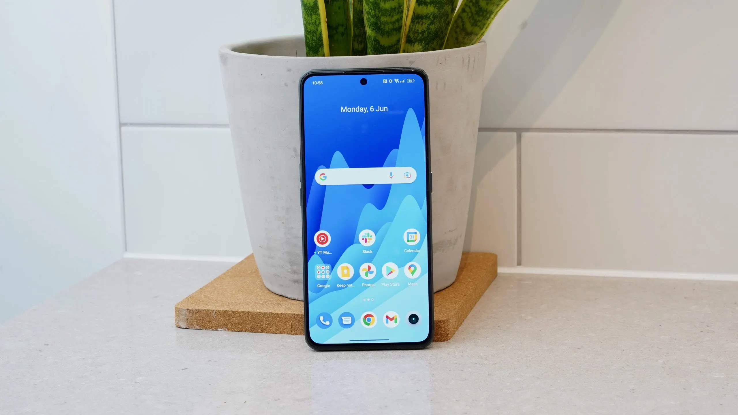 Забытый хит Realme подешевел в России. У него шикарный экран, топовая производительность и сверхбыстрая зарядка